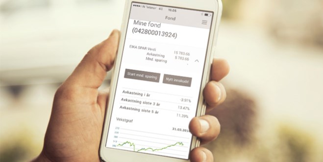 Hånd som holder en mobil som viser fondsløsningen i mobilbanken